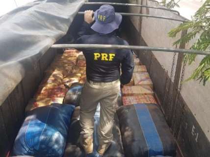 PRF apreende 1,5 tonelada de roupa da Bolívia em abordagem na BR-262