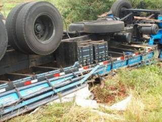 Caminhão carregado de fios tombou na rodovia; motorista morreu no local (foto: Ivi Notícias)