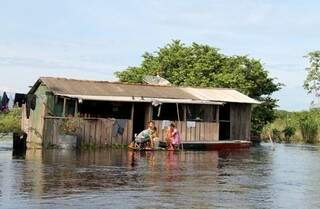 Família ribeirinha no rio Paraguai, que subiu 5 cm de ontem para hoje. 
