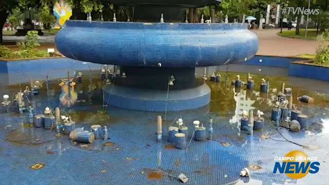 Pra&ccedil;a Ary Coelho, a mais antiga da cidade, continua como ningu&eacute;m quer ver