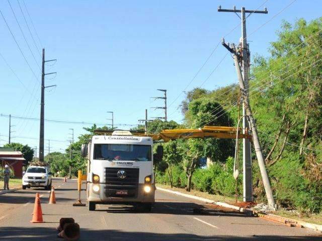 Caminhonete derruba poste e regi&atilde;o fica 40 minutos sem energia 