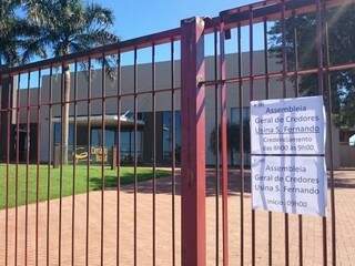 Assembleia de credores ocorre com portões fechados (Foto: Fabiane Dorta/TV RIT)