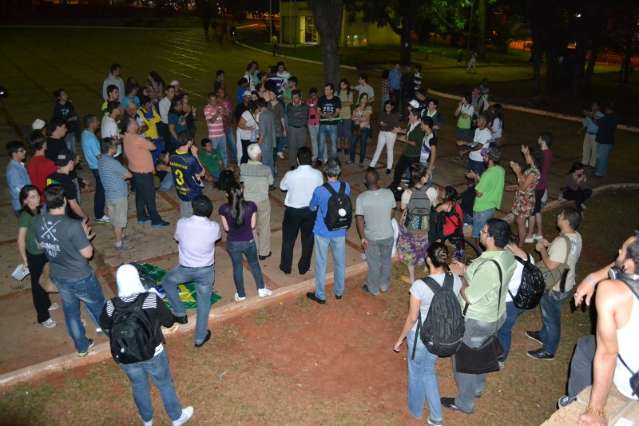 Manifestantes se re&uacute;nem na Capital para sintonia de opini&otilde;es e novos protestos