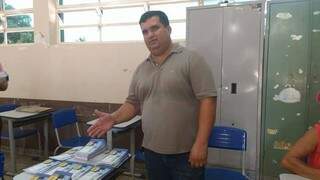 Vereador mostra boletos enviados a moradores de distrito (Foto: Divulgação)