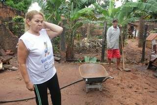 Marta reclama que casa foi alagada e tomada pela lama. (Foto: Marcos Ermínio)