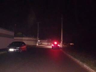 Casas e postes ficaram sem luz durante a noite desta segunda-feira (Foto: Direto das Ruas)