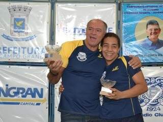 Gabriela e o técnico durante premiação em uma das competições (Foto: Arquivo Pessoal)