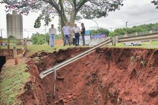 Prefeito Alcides Bernal e técnicos da prefeitura vão até a Avenida Ricardo Brandão, próximo à Rua Ceará, onde as fortes chuvas provocaram abertura de uma cratera às margens do Córrego Prosa (Foto: Alan Nantes)