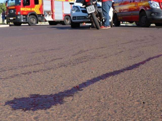 Colis&atilde;o entre carro e moto em rotat&oacute;ria deixa tr&acirc;nsito congestionado 