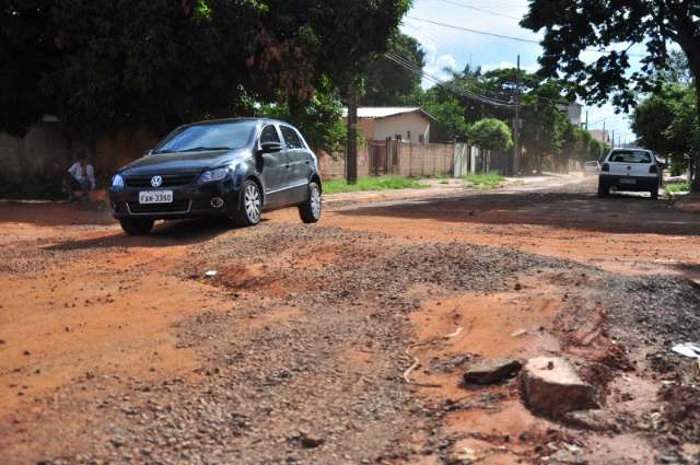 Rua passa por obra, perde asfalto e causa transtornos na Vila Progresso 