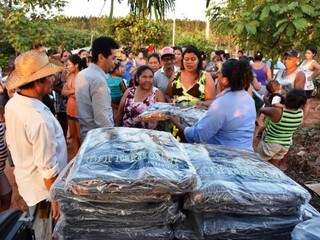 Equipe da Águas Guariroba fez a entrega dos agasalhos (Foto: Divulgação)
