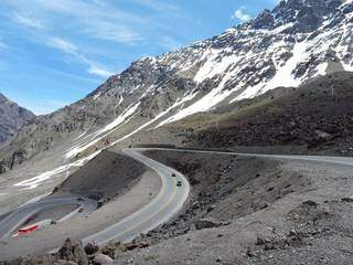 A rodovia Los Caracolles, desafio e também atrativo na travessia da Cordilheira dos Andes, a maior cadeia de montanhas do mundo (Foto: Sandra Enumo/Tripadvisor)