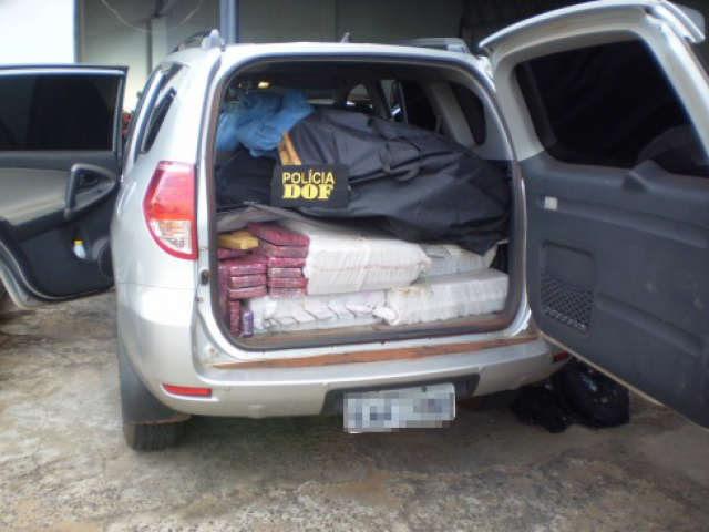  Ap&oacute;s furar barreira, traficante abandona ve&iacute;culo com 451,3 kg de maconha
