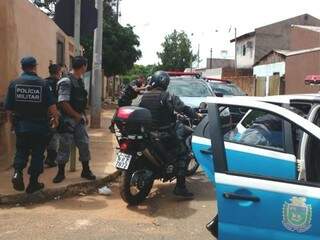 Policiais abordam suspeitos de roubo no Bairro Tiradentes (Foto: Yarima Mecchi) 