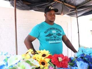 Silvano Gonçalves chegou às 5h para vender flores e pacotes de vela (Foto: Paulo Francis)