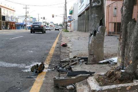 Motorista bate veículo em poste e carro pega fogo na Ceará 