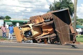 Trator despenca de caminhão, mas ninguém fica ferido. (Foto: Nova News)