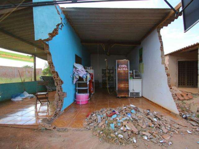 Motorista b&ecirc;bado e sem CNH perde controle da dire&ccedil;&atilde;o e destr&oacute;i casa 