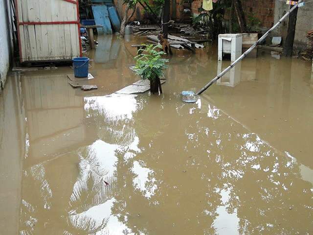  Chove desde ontem em Corumb&aacute;, que j&aacute; tem 40 pontos de alagamento