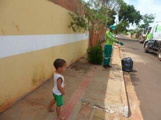 No sábado, o cumprimento e o abraço veio depois que eles coletaram o lixo. O menino espera. (Foto: Arquivo Pessoal)