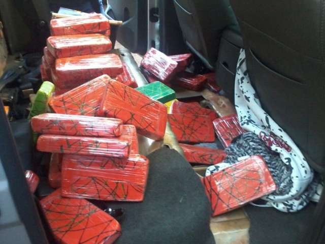 DOF apreende 74 Kg de coca&iacute;na escondidos camuflados em camionete