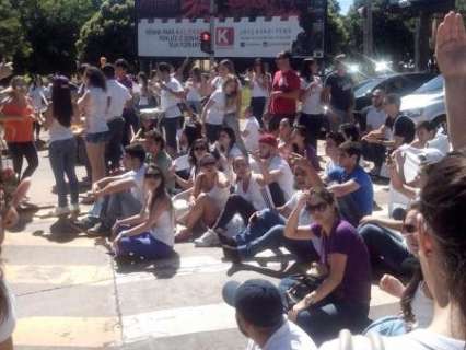 Estudantes bloqueiam Ceará em protesto contra alta na mensalidade