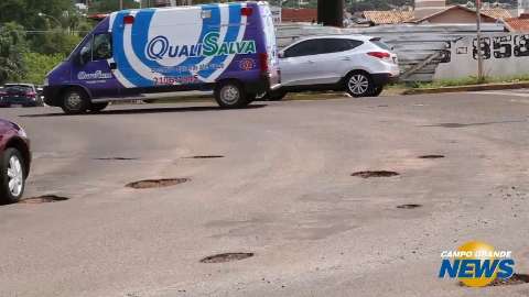 Repleta de buracos, Avenida Mato Grosso põe motoristas em risco