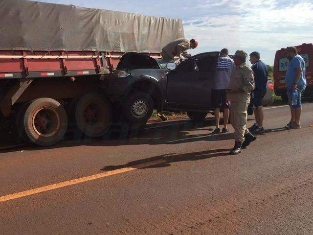 Camionete &eacute; arrastada por 50 metros ap&oacute;s colidir em carreta na BR-267