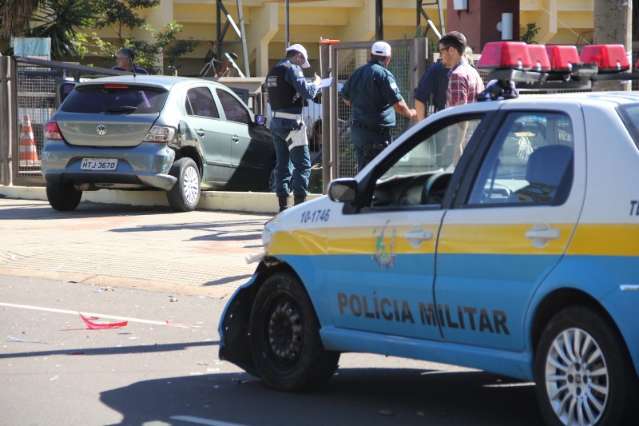 Acidente faz ve&iacute;culo destruir parte da grade do Circulo Militar