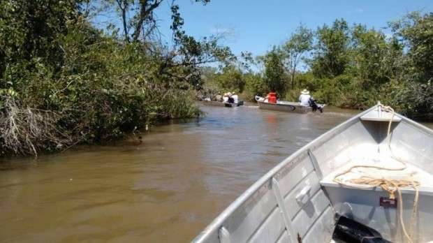 Volunt&aacute;rios percorrem rio para fazer limpeza e recolhem 100 quilos de lixo