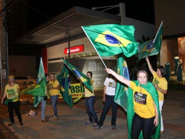 Ap&oacute;s STF retirar Lava-Jato de Moro, grupo protesta com bandeirada e adesivagem
