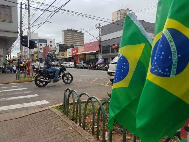 Para não perder jogos, amigos fazem vaquinha e instalam TV em bar