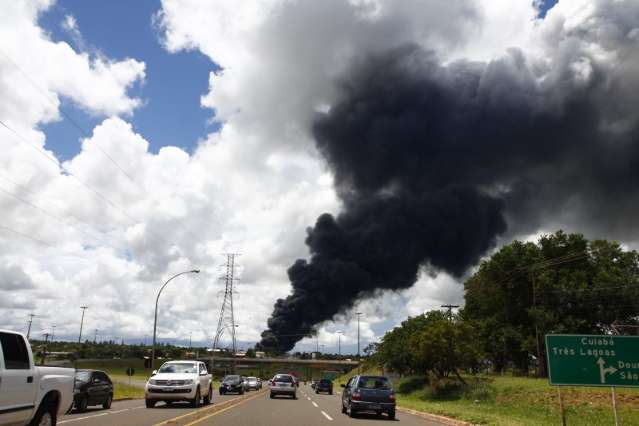 Com inc&ecirc;ndio, BR-262 segue fechada e motoristas desviam por bairros