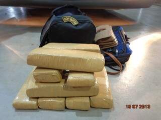 Os tabletes da droga estavam em uma bolsa no bagageiro do ônibus  (Foto: Divulgação/PM)