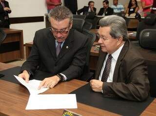 Deputados Paulo Correa e Onevan de Matos, avaliam proposta que aumenta ITCD  (Foto:Divulgação)