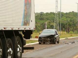 Carro de passeio ficou destruído apos acidente com caminhão (Foto: André Bittar) 