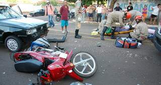 Carro pressionou perna da vítima contra motor da moto. (Foto: Simão Nogueria)