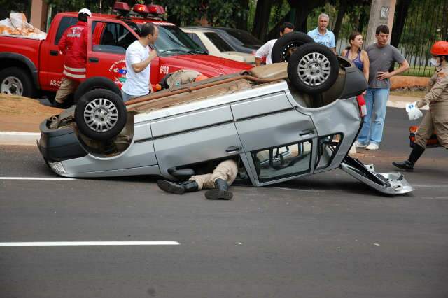  Carro n&atilde;o para em cruzamento e provoca capotagem na Afonso Pena