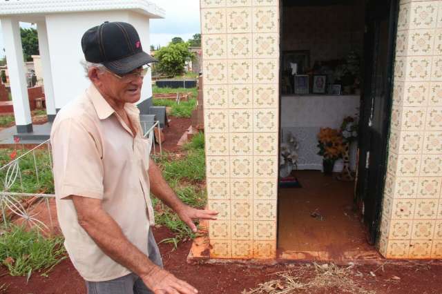 Cemit&eacute;rio tem limpeza e lembran&ccedil;as em preparativos para Dia de Finados 