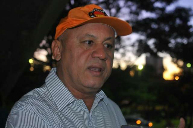Secret&aacute;rio diz que &eacute; cedo para falar em greve e que maioria aceitou reajuste