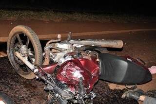 A moto que a vítima conduzia ficou destruída. (Foto: Maracaju Speed) 