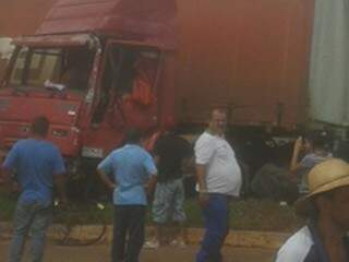 Caminhão bateu de frente com poste na Guaicurus (Foto: Fernando - Whatsapp)
