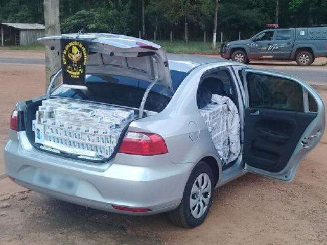 DOF apreende carro abarrotado de cigarros do Paraguai na MS-164