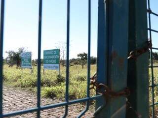 Corrente nos portões não impedem acesso ao parque que apresenta cercas arrebentadas (Foto: Henrique Kawaminami)