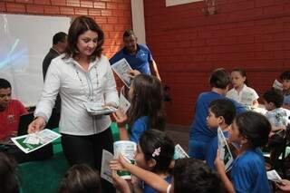 A diretora de Habilitação e Educação de Trânsito do Detran participou da orientação na escola. 
