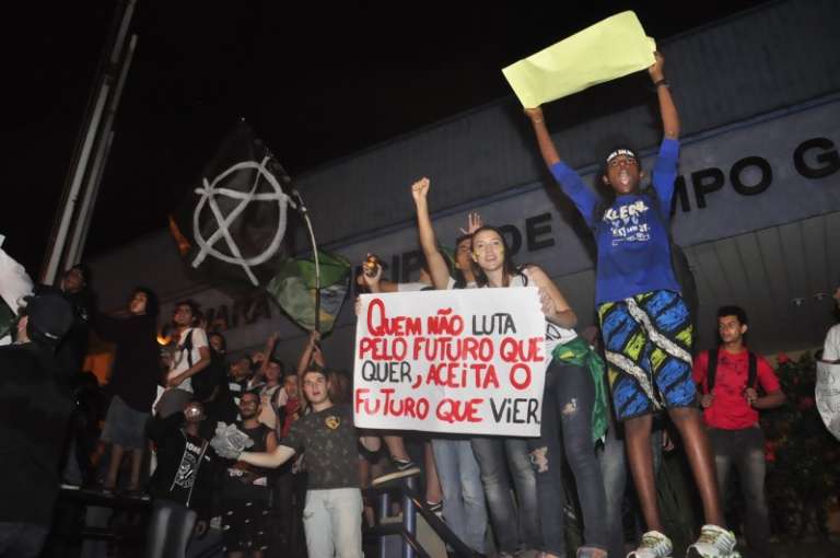 Manifestantes na entrada na Câmara Municipal. (Foto: Cleber Gellio)