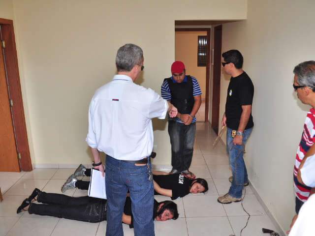 Advogado de acusado de duplo homic&iacute;dio apresenta vers&atilde;o diferente para crime
