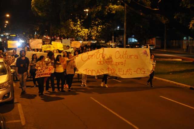 Com protesto e cartazes, mulheres dizem n&atilde;o a cultura do estupro em Campo Grande