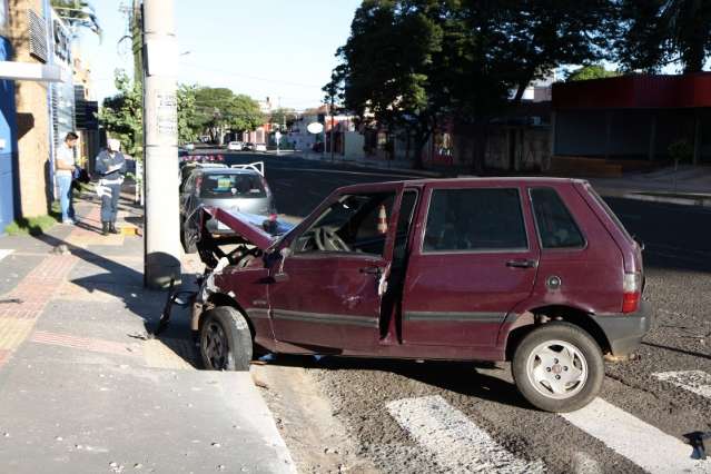 Acidente grave deixa tr&ecirc;s feridos esta madrugada em esquina da Maracaju