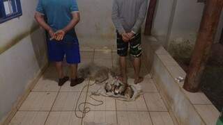 Pescadores de 40 e 57 anos foram presos fazendo arrastão com tarrafas (Foto: Divulgação/ PMA)